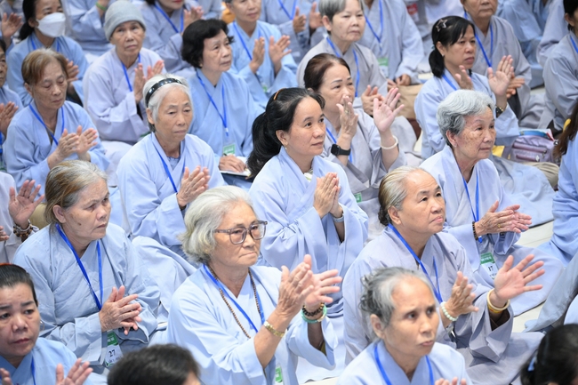 Dharma Talk “The Buddha appeared to bring happiness to gods and humans” preached by Most Thích Nhat Hy in the 105th Seven-Day Retreat