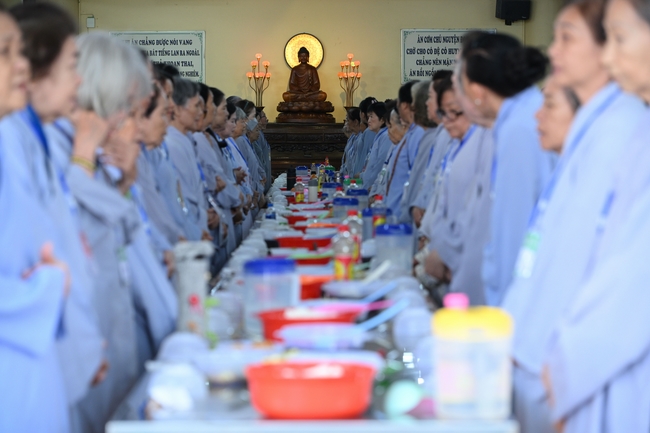 Dharma Talk “The Buddha appeared to bring happiness to gods and humans” preached by Most Thích Nhat Hy in the 105th Seven-Day Retreat