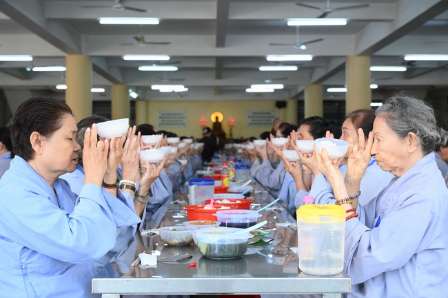 Dharma Talk “The Buddha appeared to bring happiness to gods and humans” preached by Most Thích Nhat Hy in the 105th Seven-Day Retreat