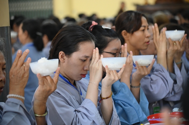 Dharma Talk “The Buddha appeared to bring happiness to gods and humans” preached by Most Thích Nhat Hy in the 105th Seven-Day Retreat