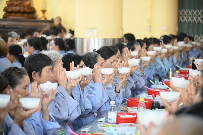 Dharma Talk “The Buddha appeared to bring happiness to gods and humans” preached by Most Thích Nhat Hy in the 105th Seven-Day Retreat