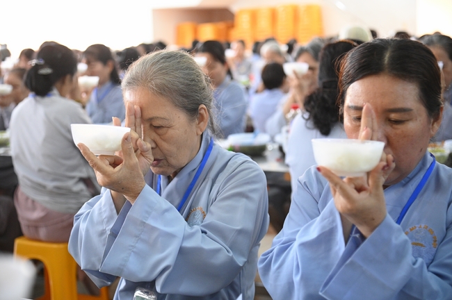Dharma Talk “The Buddha appeared to bring happiness to gods and humans” preached by Most Thích Nhat Hy in the 105th Seven-Day Retreat