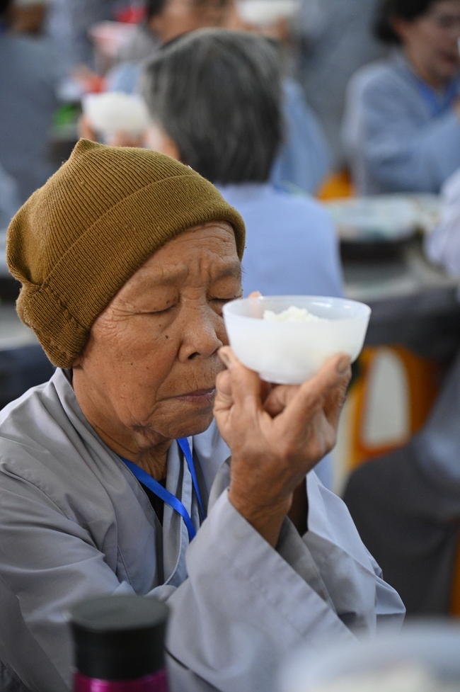 Dharma Talk “The Buddha appeared to bring happiness to gods and humans” preached by Most Thích Nhat Hy in the 105th Seven-Day Retreat