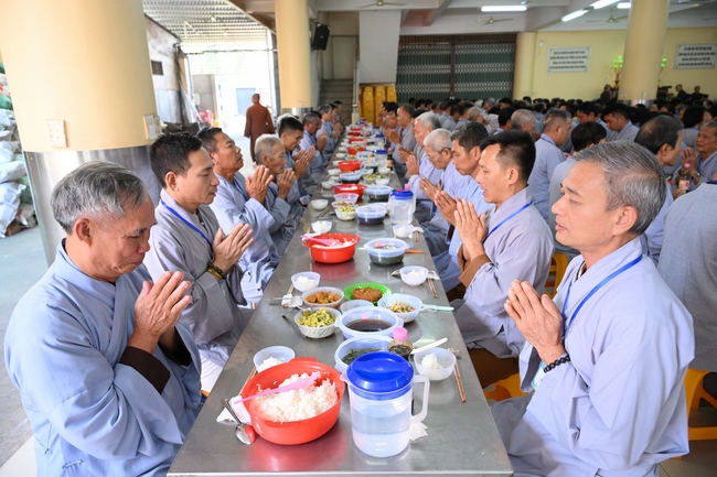Dharma Talk “The Buddha appeared to bring happiness to gods and humans” preached by Most Thích Nhat Hy in the 105th Seven-Day Retreat