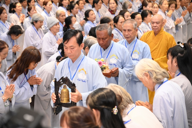 Dharma Talk “The Buddha appeared to bring happiness to gods and humans” preached by Most Thích Nhat Hy in the 105th Seven-Day Retreat