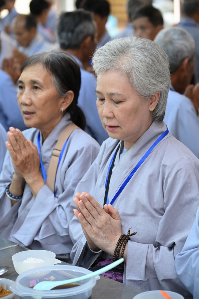 Dharma Talk “The Buddha appeared to bring happiness to gods and humans” preached by Most Thích Nhat Hy in the 105th Seven-Day Retreat