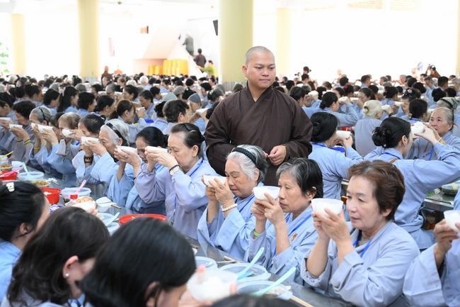 Dharma Talk “The Buddha appeared to bring happiness to gods and humans” preached by Most Thích Nhat Hy in the 105th Seven-Day Retreat