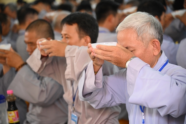Dharma Talk “The Buddha appeared to bring happiness to gods and humans” preached by Most Thích Nhat Hy in the 105th Seven-Day Retreat