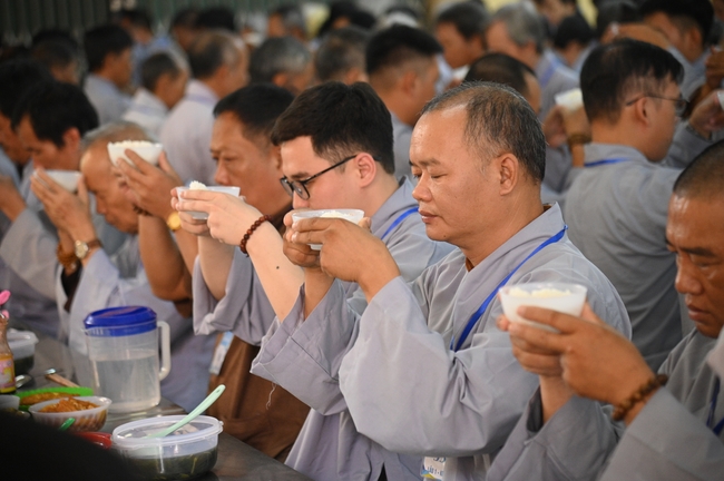 Dharma Talk “The Buddha appeared to bring happiness to gods and humans” preached by Most Thích Nhat Hy in the 105th Seven-Day Retreat