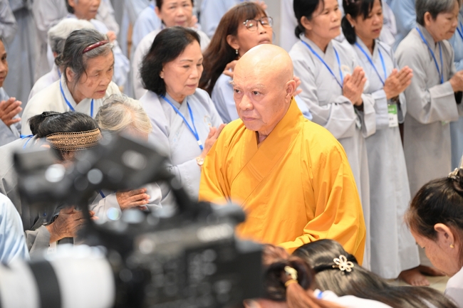 Dharma Talk “The Buddha appeared to bring happiness to gods and humans” preached by Most Thích Nhat Hy in the 105th Seven-Day Retreat