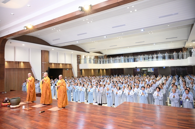 Dharma Talk “The Buddha appeared to bring happiness to gods and humans” preached by Most Thích Nhat Hy in the 105th Seven-Day Retreat