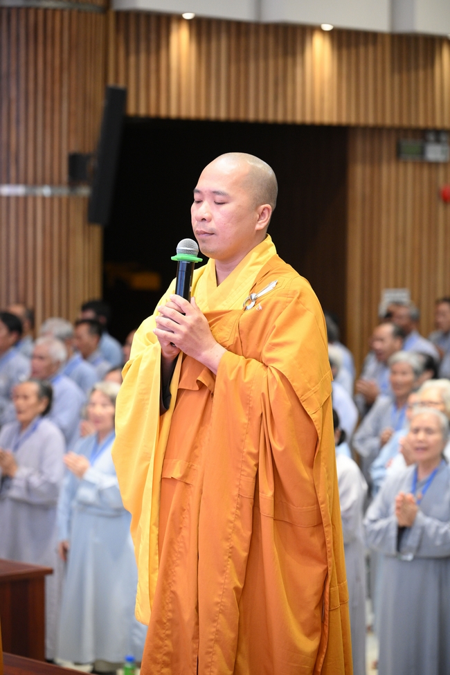 Dharma Talk “The Buddha appeared to bring happiness to gods and humans” preached by Most Thích Nhat Hy in the 105th Seven-Day Retreat
