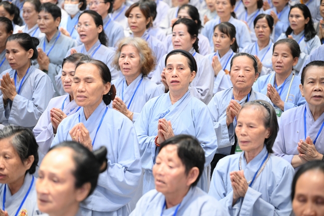 Dharma Talk “The Buddha appeared to bring happiness to gods and humans” preached by Most Thích Nhat Hy in the 105th Seven-Day Retreat