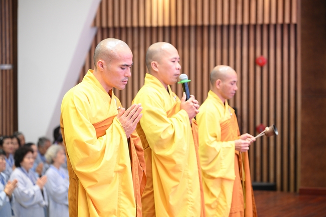 Dharma Talk “The Buddha appeared to bring happiness to gods and humans” preached by Most Thích Nhat Hy in the 105th Seven-Day Retreat