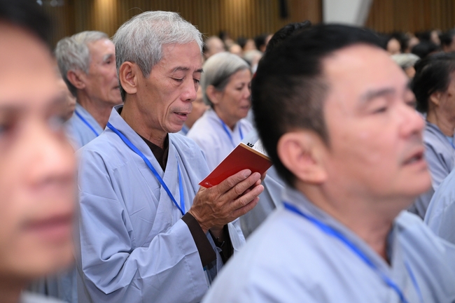 Dharma Talk “The Buddha appeared to bring happiness to gods and humans” preached by Most Thích Nhat Hy in the 105th Seven-Day Retreat