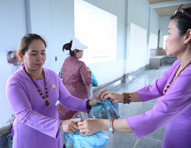 Visiting Truong Phap Pagoda, Hau Giang