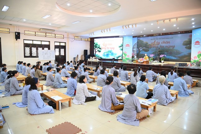 Lớp Phật Pháp Ứng Dụng Hoằng Pháp: Pháp thoại “Lấy chân thắng hư ngụy” – Đại đức Thích Tâm Cung