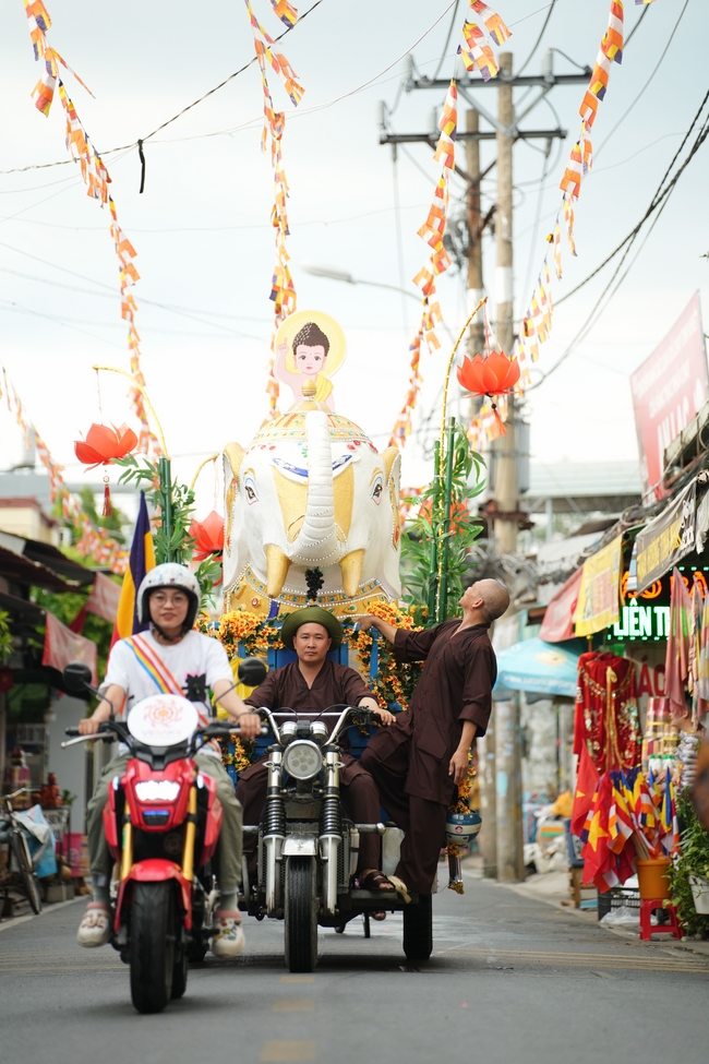 Hội Sinh Viên: Diễu hành xe đạp mừng Phật đản Pl.2659 – Dl.2025