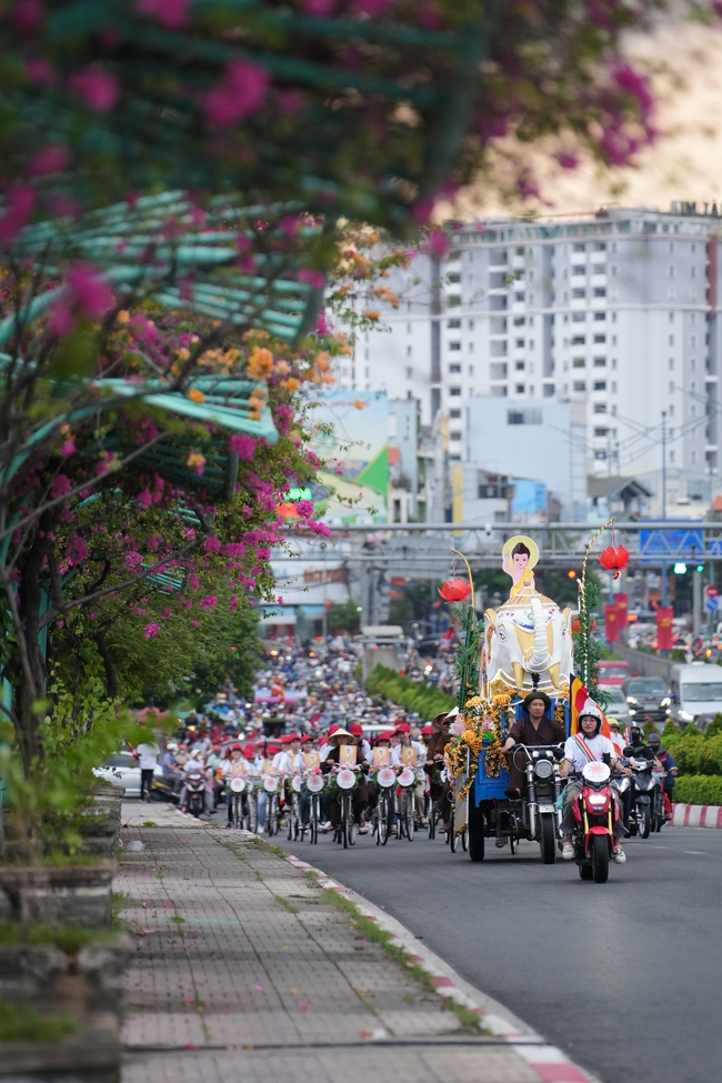 Hội Sinh Viên: Diễu hành xe đạp mừng Phật đản Pl.2659 – Dl.2025