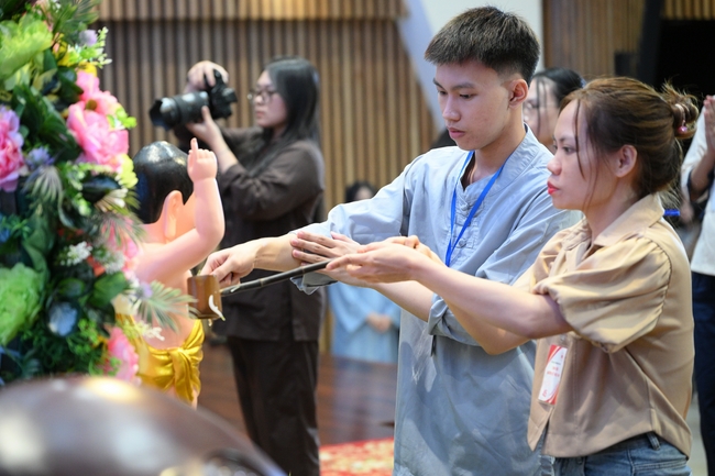 Hội Sinh Viên: Lễ Mộc dục mùa Phật đản PL.2659 – DL.2025