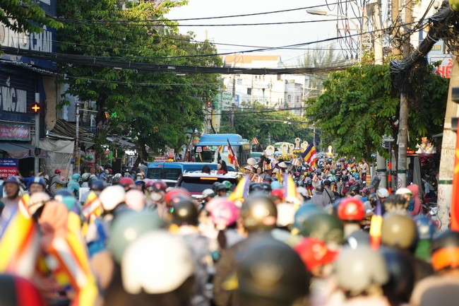 Diễu hành xe hoa kính mừng Phật đản PL.2659 – Dl.2025