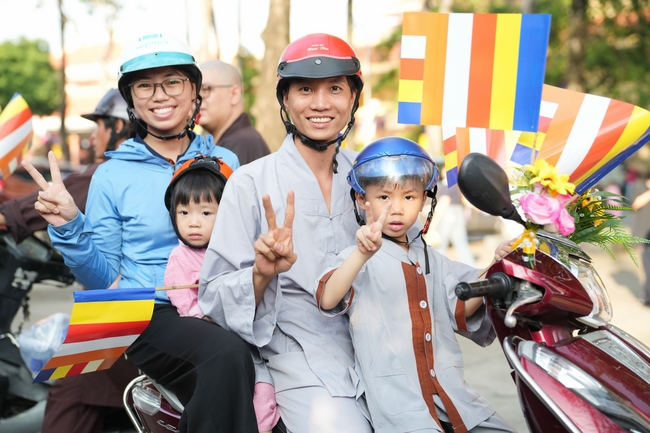 Diễu hành xe hoa kính mừng Phật đản PL.2659 – Dl.2025