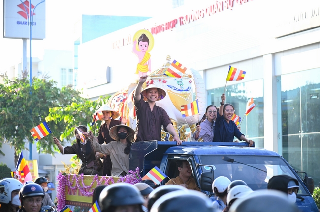 Diễu hành xe hoa kính mừng Phật đản PL.2659 – Dl.2025