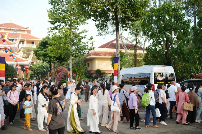 Khóa tu một ngày sống thiền “Sự nhiệm màu của hơi thở” cùng thầy Pháp Nhật