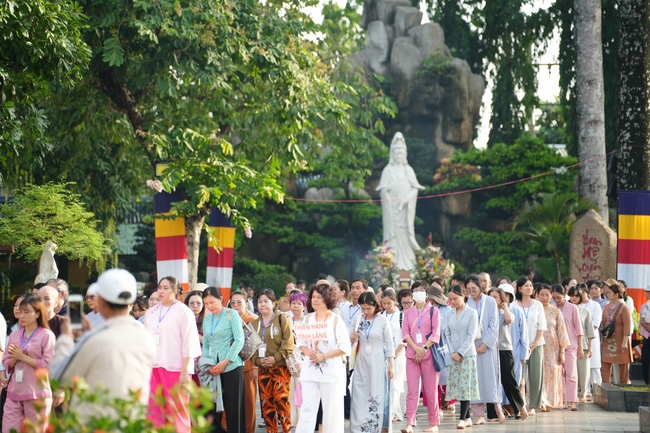 Khóa tu một ngày sống thiền “Sự nhiệm màu của hơi thở” cùng thầy Pháp Nhật