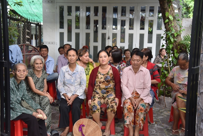 Đạo Tràng Minh Chất - Cần Thơ: Lễ Tắm Phật và tặng quà nhân mùa Phật đản