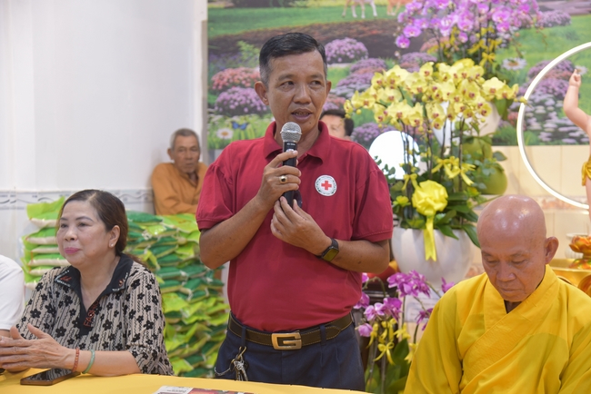 Đạo Tràng Minh Chất - Cần Thơ: Lễ Tắm Phật và tặng quà nhân mùa Phật đản