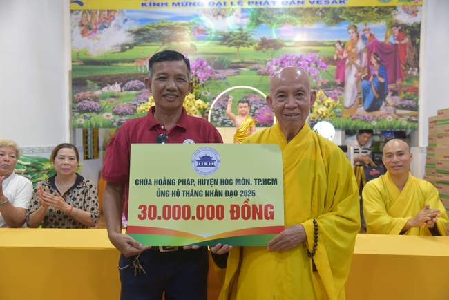 Đạo Tràng Minh Chất - Cần Thơ: Lễ Tắm Phật và tặng quà nhân mùa Phật đản