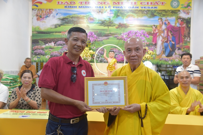 Đạo Tràng Minh Chất - Cần Thơ: Lễ Tắm Phật và tặng quà nhân mùa Phật đản