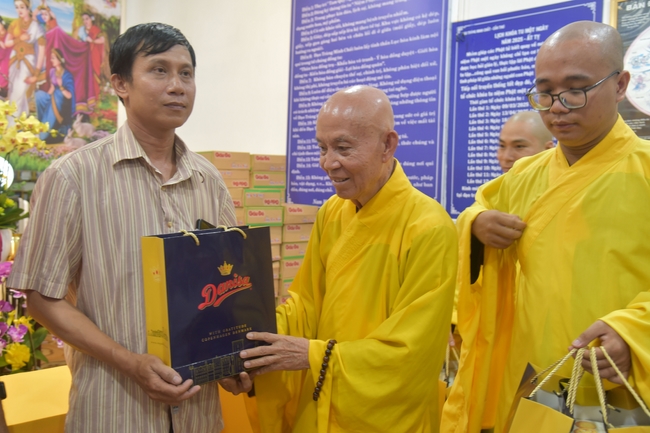 Đạo Tràng Minh Chất - Cần Thơ: Lễ Tắm Phật và tặng quà nhân mùa Phật đản