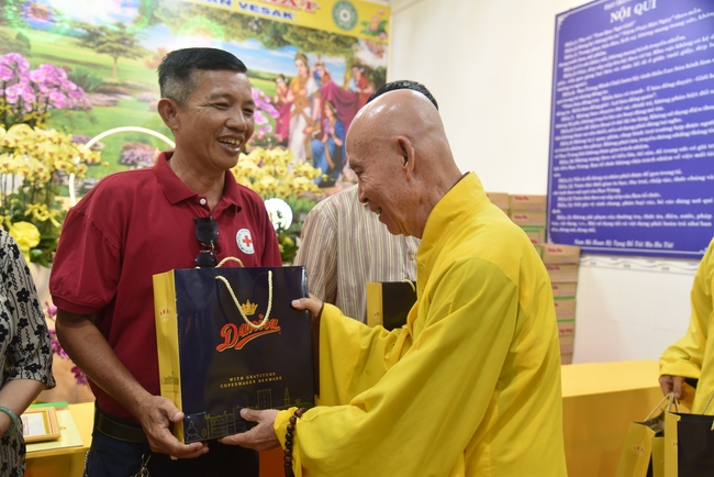 Đạo Tràng Minh Chất - Cần Thơ: Lễ Tắm Phật và tặng quà nhân mùa Phật đản