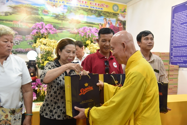 Đạo Tràng Minh Chất - Cần Thơ: Lễ Tắm Phật và tặng quà nhân mùa Phật đản