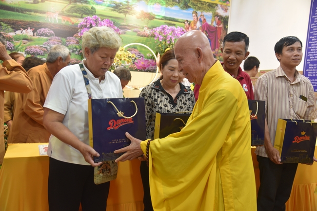 Đạo Tràng Minh Chất - Cần Thơ: Lễ Tắm Phật và tặng quà nhân mùa Phật đản