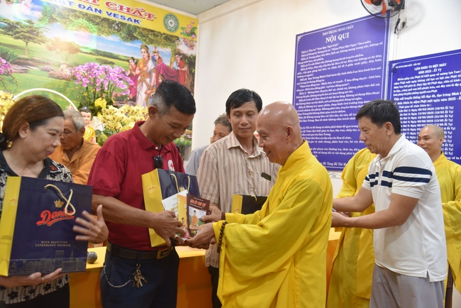 Đạo Tràng Minh Chất - Cần Thơ: Lễ Tắm Phật và tặng quà nhân mùa Phật đản