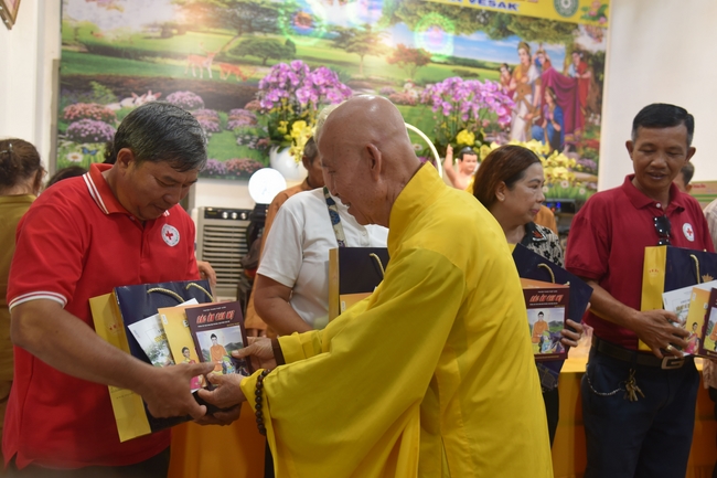Đạo Tràng Minh Chất - Cần Thơ: Lễ Tắm Phật và tặng quà nhân mùa Phật đản