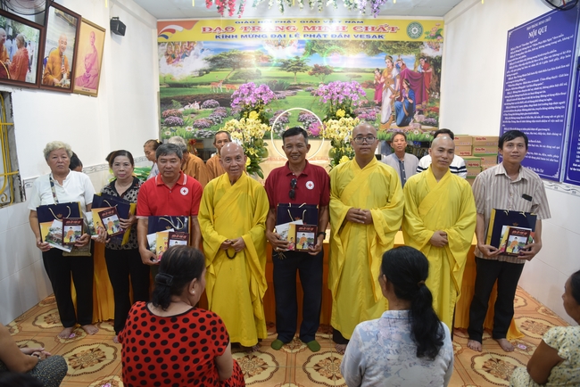 Đạo Tràng Minh Chất - Cần Thơ: Lễ Tắm Phật và tặng quà nhân mùa Phật đản