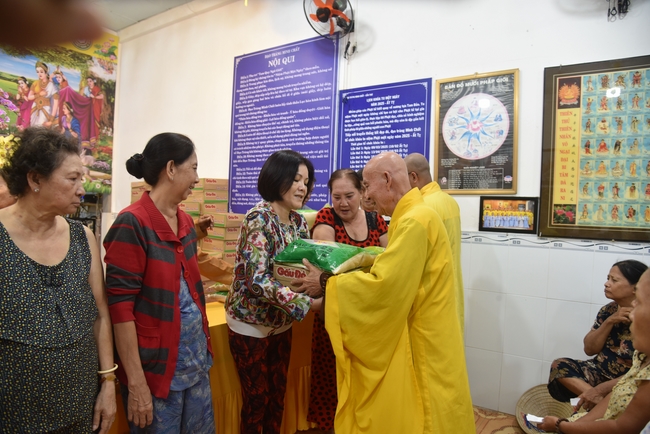 Đạo Tràng Minh Chất - Cần Thơ: Lễ Tắm Phật và tặng quà nhân mùa Phật đản