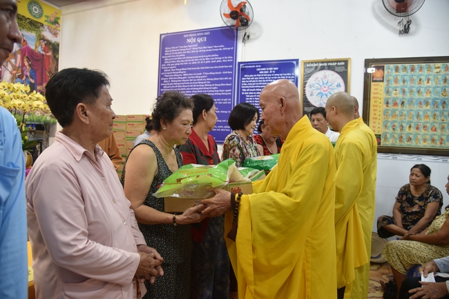 Đạo Tràng Minh Chất - Cần Thơ: Lễ Tắm Phật và tặng quà nhân mùa Phật đản
