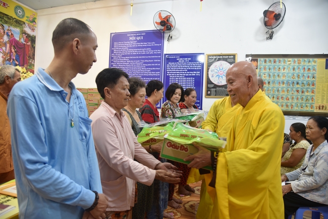 Đạo Tràng Minh Chất - Cần Thơ: Lễ Tắm Phật và tặng quà nhân mùa Phật đản