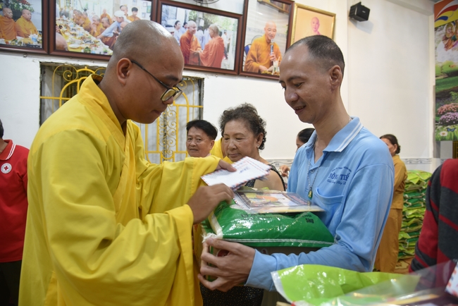 Đạo Tràng Minh Chất - Cần Thơ: Lễ Tắm Phật và tặng quà nhân mùa Phật đản