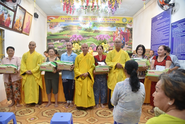 Đạo Tràng Minh Chất - Cần Thơ: Lễ Tắm Phật và tặng quà nhân mùa Phật đản