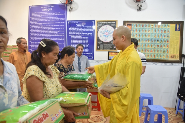 Đạo Tràng Minh Chất - Cần Thơ: Lễ Tắm Phật và tặng quà nhân mùa Phật đản