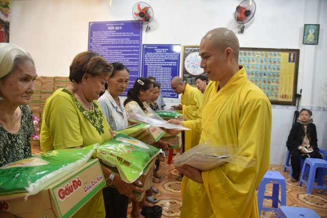 Đạo Tràng Minh Chất - Cần Thơ: Lễ Tắm Phật và tặng quà nhân mùa Phật đản
