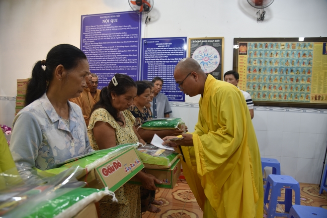 Đạo Tràng Minh Chất - Cần Thơ: Lễ Tắm Phật và tặng quà nhân mùa Phật đản