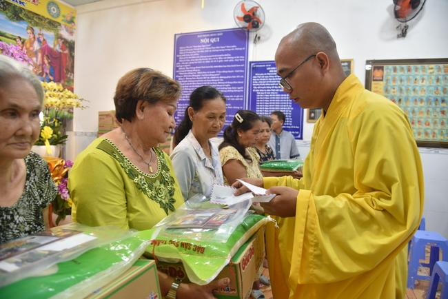 Đạo Tràng Minh Chất - Cần Thơ: Lễ Tắm Phật và tặng quà nhân mùa Phật đản