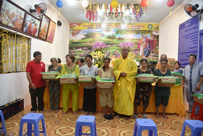 Đạo Tràng Minh Chất - Cần Thơ: Lễ Tắm Phật và tặng quà nhân mùa Phật đản